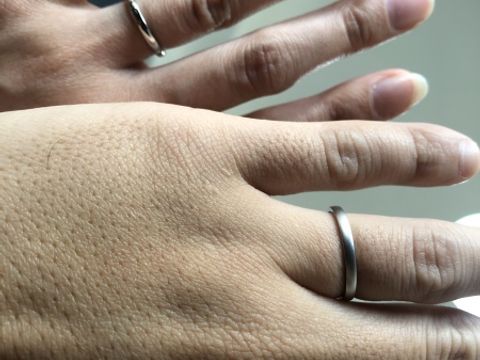 【銀座ダイヤモンドシライシの口コミ】 マット加工がシックで年齢を重ねてもつけやすい色合いです。ダイヤモンド…