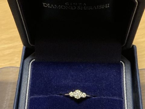 【銀座ダイヤモンドシライシの口コミ】 中央に向かって細くなるリング部分やダイヤを3つ配置するデザインが相手の…