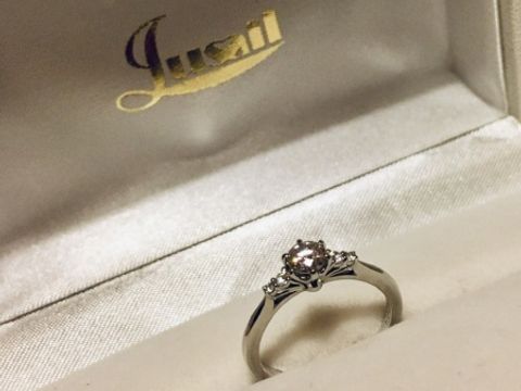 【Jusail(ジュセール)の口コミ】 大きなセンターダイヤと両サイドのメレーダイヤ2石ずつの華やかなデザイン…