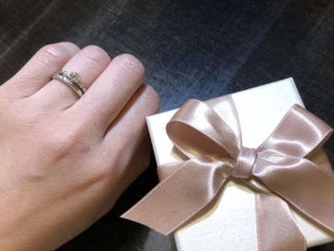 【アイプリモ(I-PRIMO)の口コミ】 結婚指輪は、上からだけでなく、横から見てもダイヤが見えるデザインで、…