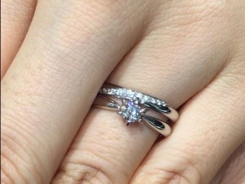 【ラザール ダイヤモンド(LAZARE DIAMOND)の口コミ】 ソリテールの、ダイヤモンドが主役のエンゲージリング。アームがセンター…