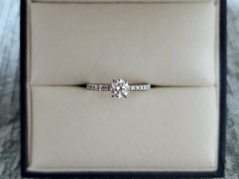 【GALA JEWELRY(ガラジュエリー)の口コミ】 結婚指輪と重ね付けして普段使いしたかったので、アームはできるだけ細く…