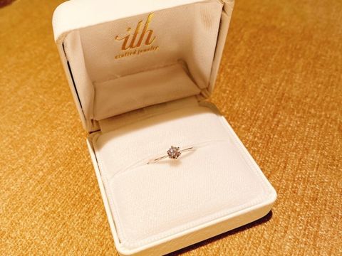 【ith(イズ)の口コミ】 プロポーズの際に渡すプロポーズリングとして、ダイヤモンド1つが付いてい…