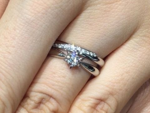 【ラザール ダイヤモンド(LAZARE DIAMOND)の口コミ】 鍛造製法のマリッジリング。ダイヤモンドが斜めに配置されたシャープな印…