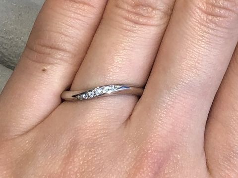 【ケイウノ ブライダル(K.UNO BRIDAL)の口コミ】 指輪はウェーブタイプで指を綺麗に見せてくれる形を選びました。ダイヤの…