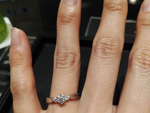 【エクセルコダイヤモンド(EXELCO DIAMOND)の口コミ】 一番気に入って、指に馴染んでしっくりきたものを選びました。
母と旦那さ…