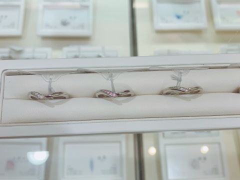 【俄(にわか)の口コミ】 指輪では珍しく3色から選べる指輪です
ピンクの宝石は珍しいので人と被ら…