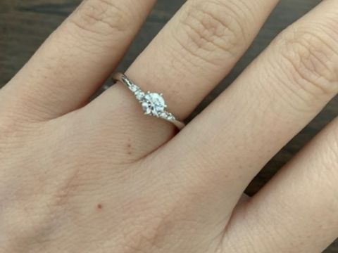 【アイプリモ(I-PRIMO)の口コミ】 Vラインが指がきれいに見えると教えてもらったので
少しVがかった婚約指輪…