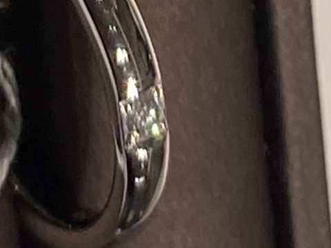 【アイプリモ(I-PRIMO)の口コミ】 華やかさを第一に考えるのであれば、良い指輪だと思います。石も四角に収…