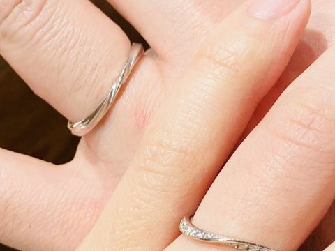 【BIJOUPIKO(ビジュピコ)の口コミ】 指輪のウェーブがシャープなデザインになっており、ダイヤの石の嵌め方が…