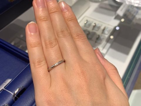 【銀座ダイヤモンドシライシの口コミ】 Starryは左上がりでダイヤモンドが並ぶデザインです。自分側から見たとき…