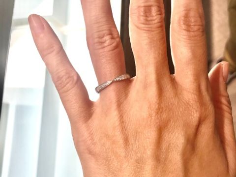 【ティファニー(Tiffany & Co.)の口コミ】 華奢で可愛らしく、女性らしいデザインです。
婚約指輪との重ね付けもしや…