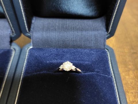 【銀座ダイヤモンドシライシの口コミ】 デザイン、価格、接客全てが満足でき、ここで買おうと決めました。事前の…