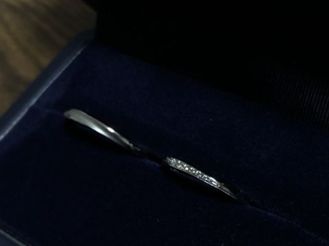 【銀座ダイヤモンドシライシの口コミ】 指輪自体はストレートのタイプですが、小さなダイヤモンドがウェーブの形…