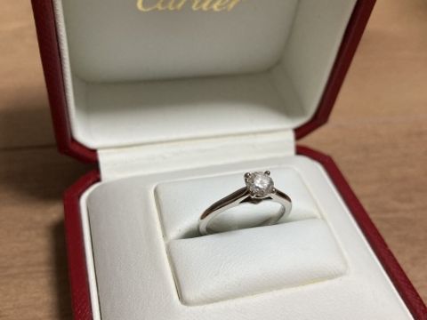 【カルティエ(Cartier)の口コミ】 婚約指輪と言えば一粒ダイヤの台がある王道なものがいいなと思い購入。決…