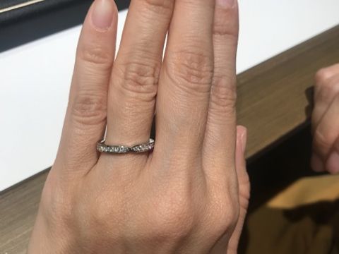 【ラザール ダイヤモンド(LAZARE DIAMOND)の口コミ】 ダイヤモンドの質、輝きがとても綺麗でした。
リングに厚みがあり、高級感…