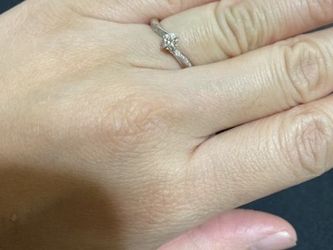 【4℃ BRIDAL(ヨンドシーブライダル)の口コミ】 4&deg;Cにしかないリング全体にウェーブがかかった形なのがこの指輪を選ん…