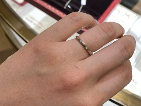 【カルティエ(Cartier)の口コミ】 指輪をはめた時、どのブランドか分かるものがいい方はこういったロゴ入り…