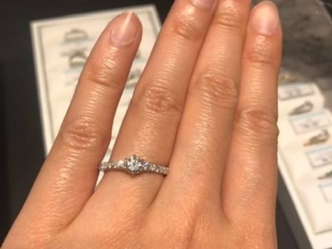 【銀座ダイヤモンドシライシの口コミ】 デザインはダイヤモンドが出っ張らずに普段使いも可能なように低いものに…