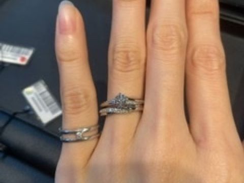 【エクセルコダイヤモンド(EXELCO DIAMOND)の口コミ】 キラキラしたエンゲージリングの中でも、派手すぎず普段使いしやすいデザ…