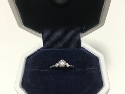 【銀座ダイヤモンドシライシの口コミ】 緩やかなV字のデザインになっていることで、指に着けた時に自然と細く見え…