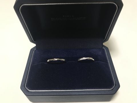 【銀座ダイヤモンドシライシの口コミ】 ペアでねじりのデザインが入ったデザインです。
彼の指が細く、男性用のリ…