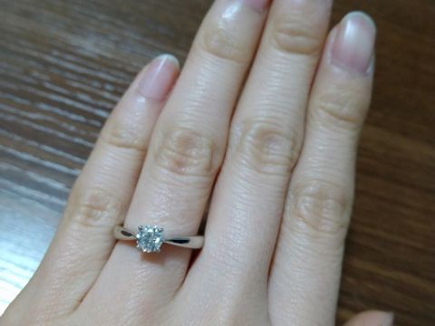 【COEUR D'OR(クゥドール)の口コミ】 ダイヤが4点留めでシンプルな物が好みで、店員さんが数種類を選んで試着さ…