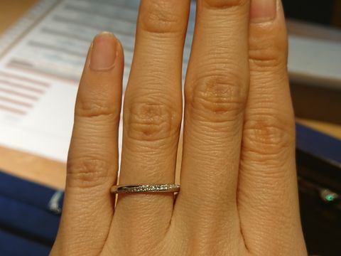 【Love Bond(ラブボンド)の口コミ】 ダイヤはハーフエタニティで斜めに入っているのですが、ダイヤ数が多く、…