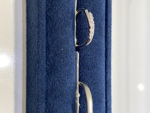 【4℃ BRIDAL(ヨンドシーブライダル)の口コミ】 女性用はダイヤモンドがたくさん入っていて、中央から両端に向けてサイズ…