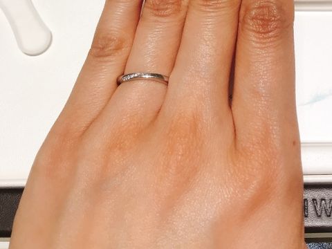 【俄(にわか)の口コミ】 ウェーブのデザインで、指輪の一部にダイアモンドが埋め込まれていて、可…