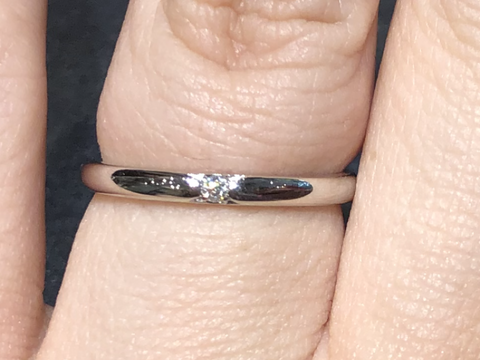 【ラザール ダイヤモンド(LAZARE DIAMOND)の口コミ】 1石のストレートリングで探していて、このリングはダイヤの留め方が珍しく…