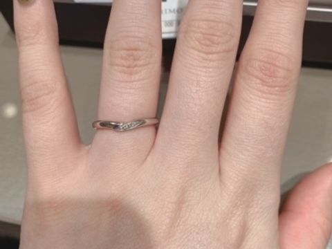 【アイプリモ(I-PRIMO)の口コミ】 婚約指輪がVラインのものだったので、それときれいに重ね付けできるものを…