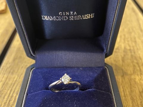 【銀座ダイヤモンドシライシの口コミ】 デザインが気に入った。二人の手が合わさったようなデザインで、これから…