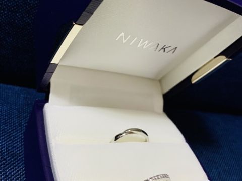 【俄(にわか)の口コミ】 二人の指の形がとても似ていて、特に主人の指が細いため、指輪のデザイン…