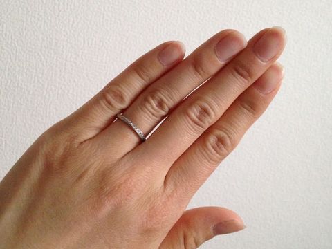 【銀座ダイヤモンドシライシの口コミ】 デザインがシンプルすぎず、派手すぎないのでこちらに決めました。また、…