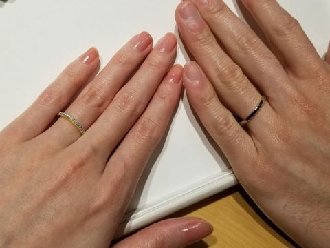 【RosettE(ロゼット)の口コミ】 ゴールドが入っており、いかにもな結婚指輪というよりは、カジュアルな指…