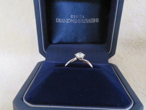 【銀座ダイヤモンドシライシの口コミ】 結婚指輪と重ねづけできるシンプルなデザイン且つ、ダイヤの底が台座と面…
