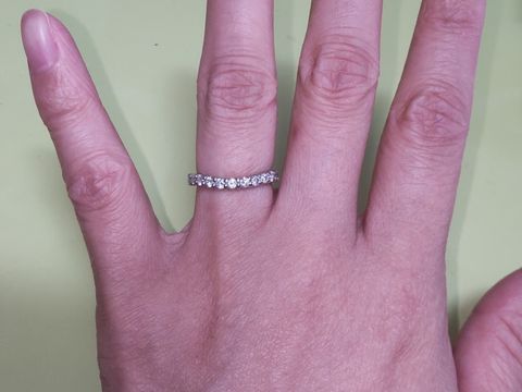 【美輪宝石の口コミ】 色々なエタニティリングを試しましたが、あまり細いのも寂しいのでそれな…