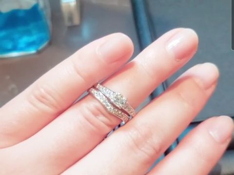 【ROYAL ASSCHER(ロイヤル・アッシャー)の口コミ】 ロイヤルアッシャーカットに惹かれ見せていただきました。指が太めなので…