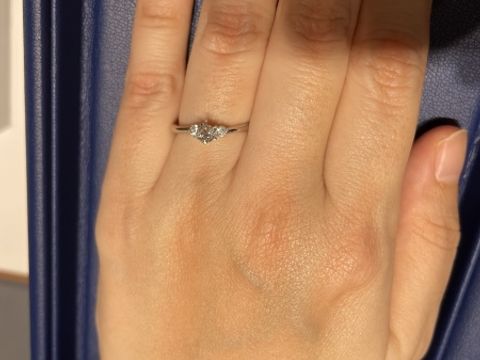【銀座ダイヤモンドシライシの口コミ】 リングの内側の部分が滑らかになっていて、つけ心地がとても良いです。
ま…