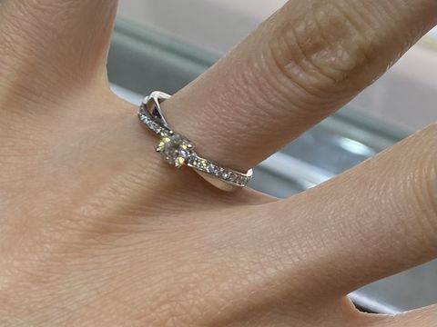 【ヴァンドーム青山(VENDOME AOYAMA)の口コミ】 リングを巻くようについているメレダイヤが、どの角度から見てもとてもキ…