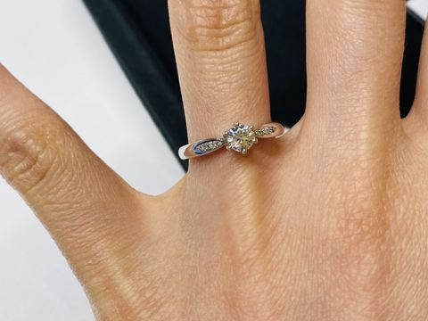 【BRILLIANCE+(ブリリアンスプラス)の口コミ】 リングもメレダイヤもストレートなので、どの指にも馴染みやすく違和感な…