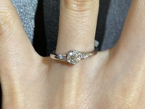 【TRECENTI(トレセンテ)の口コミ】 真ん中のダイヤの部分がお花のフレームになっているのでとても可愛いデザ…