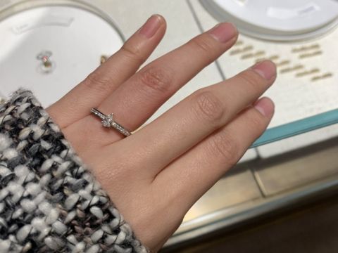 【ショーメ(CHAUMET)の口コミ】 婚約指輪はセンターダイヤのあるものがいいと思っていましたが、一粒ダイ…