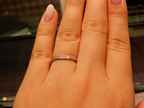 【ラザール ダイヤモンド(LAZARE DIAMOND)の口コミ】 元々ストレートタイプの指輪ではなく、
少し形の違うものが欲しいと思って…
