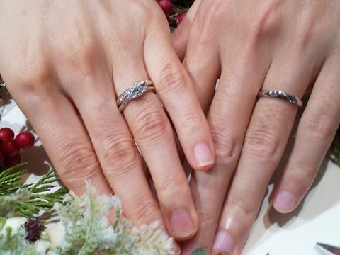 【ラザール ダイヤモンド(LAZARE DIAMOND)の口コミ】 婚約指輪は、ダイヤモンドの輝きが強く真ん中のメインのダイヤが大きく見…
