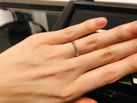 【ラザール ダイヤモンド(LAZARE DIAMOND)の口コミ】 幅が少し太めで、つけた感じ重厚感がありました。斜めにダイヤモンドが流…