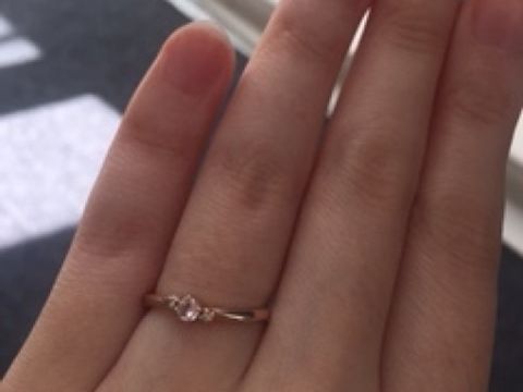 【4℃ BRIDAL(ヨンドシーブライダル)の口コミ】 色味がゴールドとピンクゴールドの間くらいで、上品な印象で他にはないも…