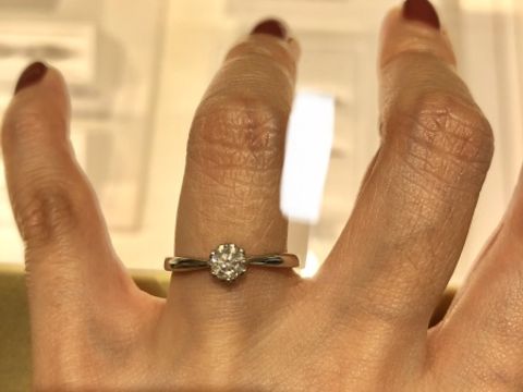 【ヴァンドーム青山(VENDOME AOYAMA)の口コミ】 一番シンプルな1粒タイプのものをみせていただきました。
上からみるとお…