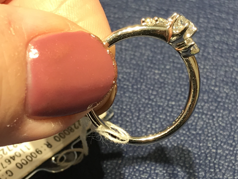 【銀座ダイヤモンドシライシの口コミ】 指輪のデザインはダイヤモンドを魅せるための形になっていてとても洗礼さ…